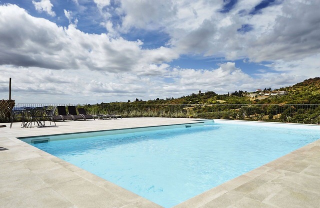 Nice apartment with WIFI, pool, TV, pets allowed and panoramic view, close to Arezzo