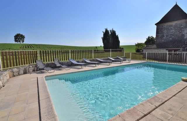 Nice apartment in villa for 4 people with pool, TV and terrace