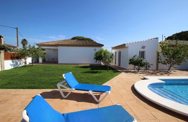 Nice holiday home with private pool and large garden, barbecue terrace, near to the pine-forest, with Wifi, sleeps 6-7