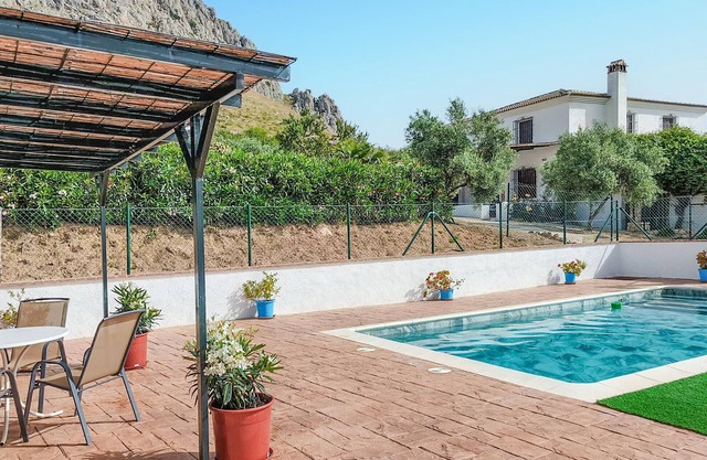 Nice home in Cañete la Real