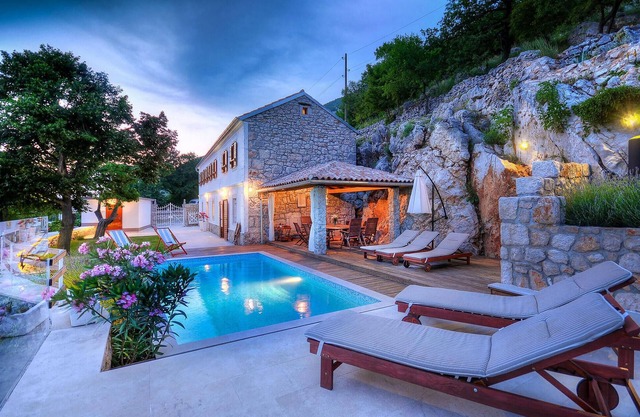 Nice home in Drivenik