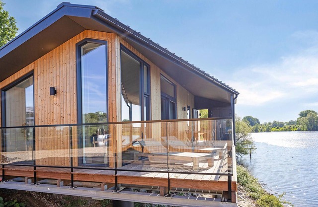 Nice home in Kerkdriel with lake view