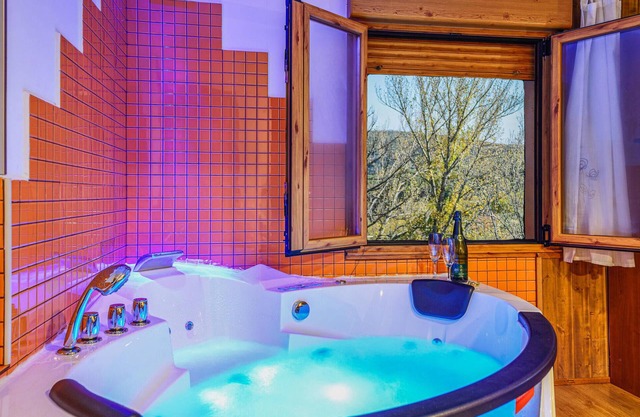 Nice home in La Omañuela with WiFi