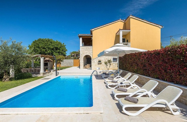 Nice home in Porec with sauna