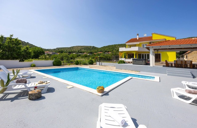 Nice home in Primorski Dolac with sauna