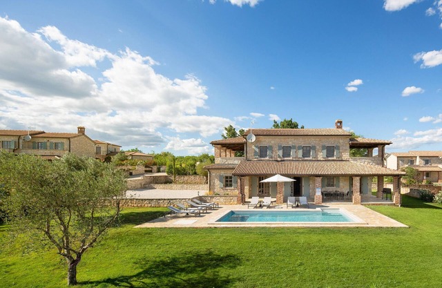 Nice home in Sv. Lovrec with WiFi