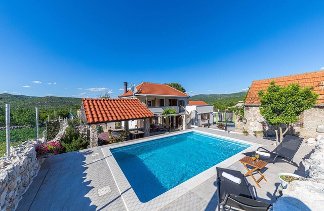 Nice home in Trolokve