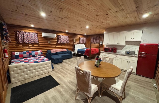 Nice log cabin on back country road with peace, quiet and the amenities of home