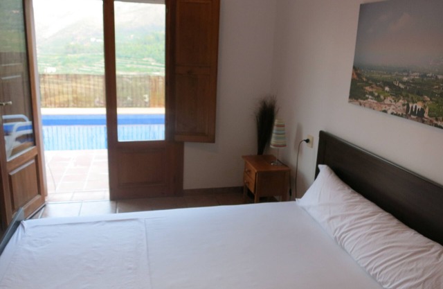 Nicely located, quiet location on the mountain slope, with sea view and pool