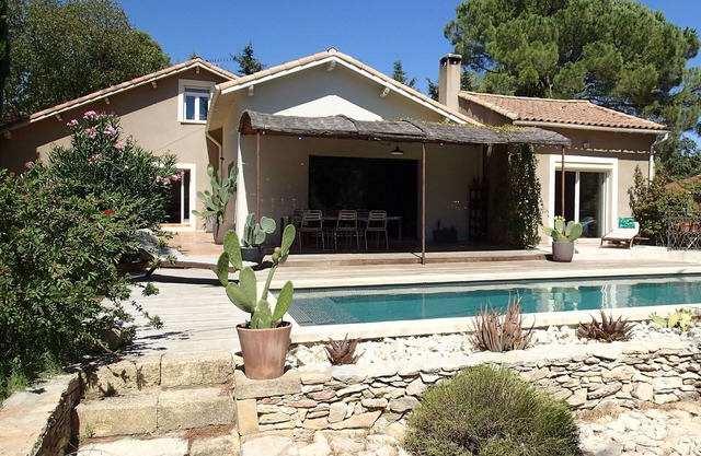 Nimes in the heart of the scrubland, large mazet renovated with private pool.