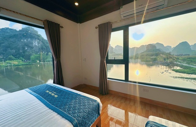 Ninh Binh homestay. view wonderful, the rice fields the pleasant lotus fragrance