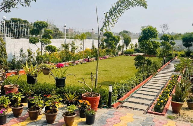 Nirvair Farmhouse - Private cozy villa in South Delhi with garden and Projector