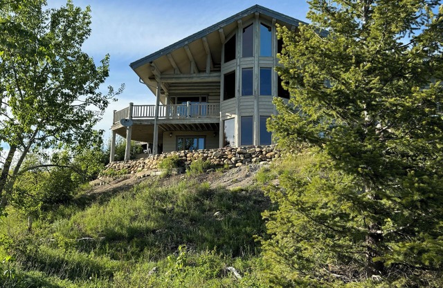 nnGreyWood… Awe Inspiring Authentic Log Home in East Glacier Park!