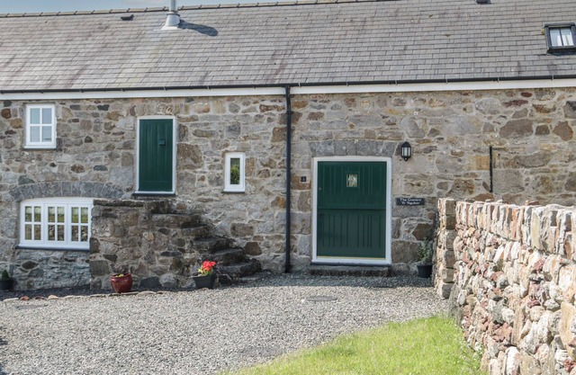 NO 1 THE GRANARY, pet friendly, with open fire in Llannerch-Y-Medd