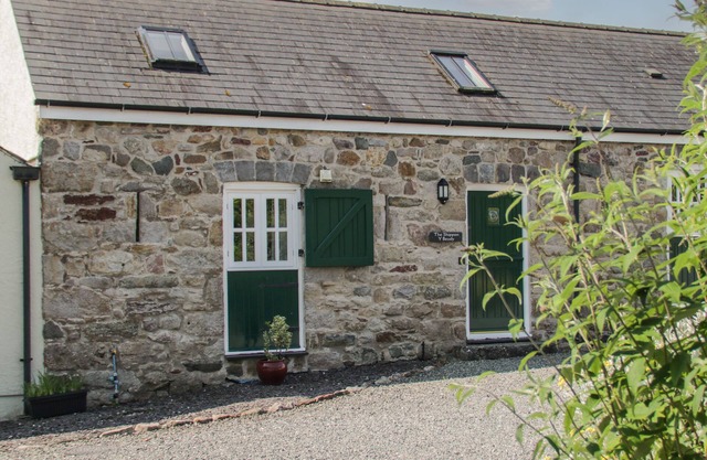 NO 4 THE SHIPPON, pet friendly, with open fire in Llannerch-Y-Medd