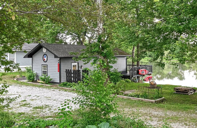Noblesville Tiny House, Pet friendly, golf, kayaks, close to hiking, waterfront!