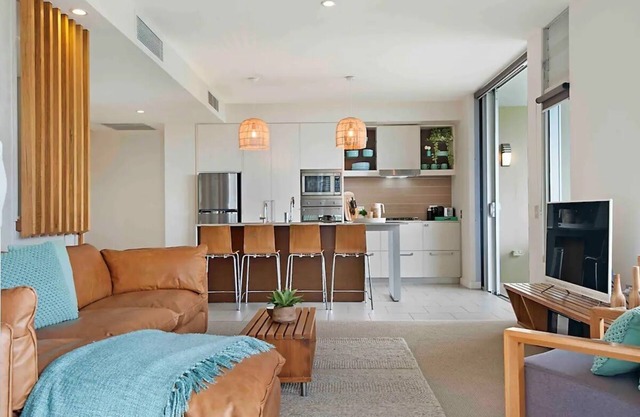 Noosa Luxury, mins to beach. Ocean and bush views.
