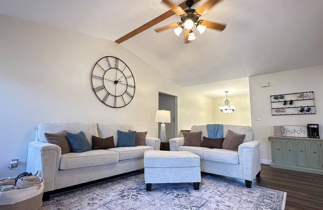 Norb's Nest—spacious cottage, close to Main St