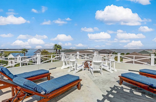 North Beach Tybee Home With Roof Top Deck | Walk to Beach | Heated pool access