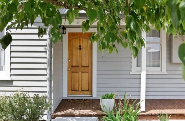 North Edge Cottage ~ Free Parking, City, Warm