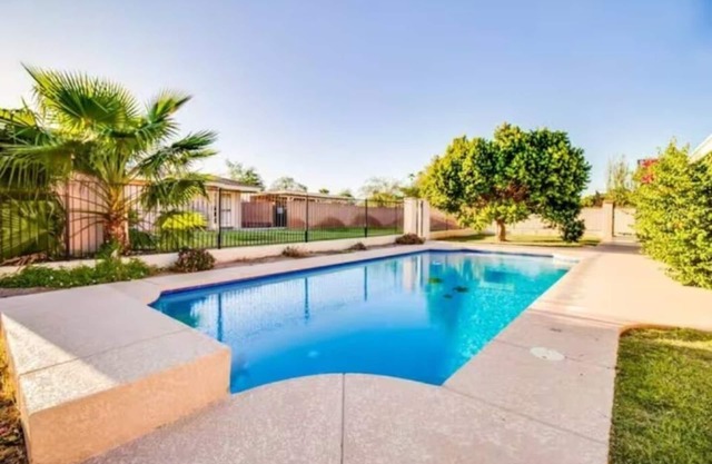 North Phoenix 6 Bedroom with Guest House & Pool! Great for Large Groups