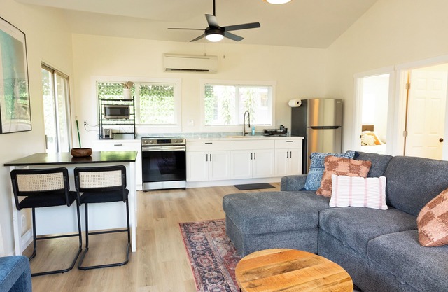 North shore living! Walking distance to Hale’iwa town. Private lanai, AC, WiFi.