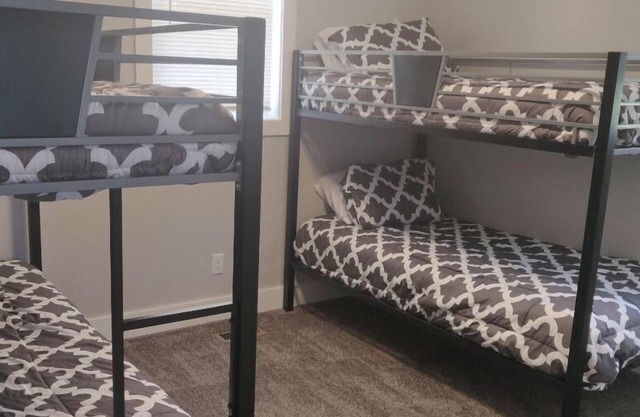North Shore Oasis - 5 minutes from the lake!