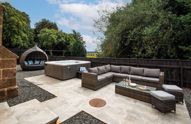 Northumberland. Hot Tub Haven for 10 in 5 en-suite bedrooms