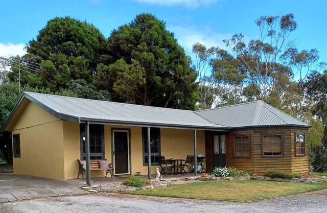 Nowhere Else Cottage with private spa.nUnique farm stay.