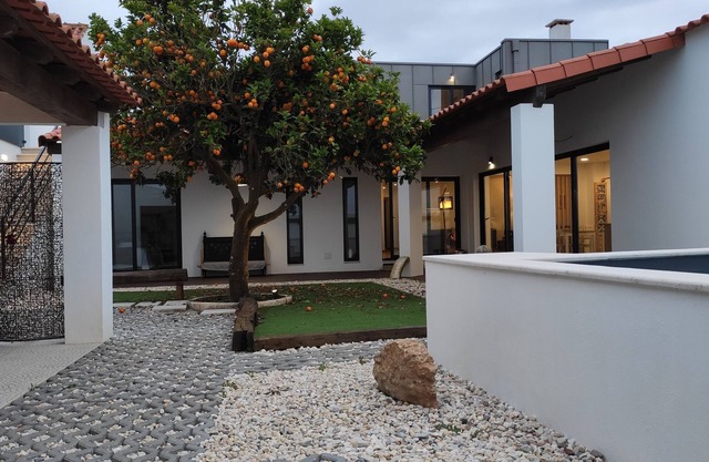 Numa aldeia tranquila, um Alojamento com traços originais a brindar a historia!