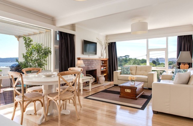 Nutgrove Villa - Walk to Beach, cafes and shops