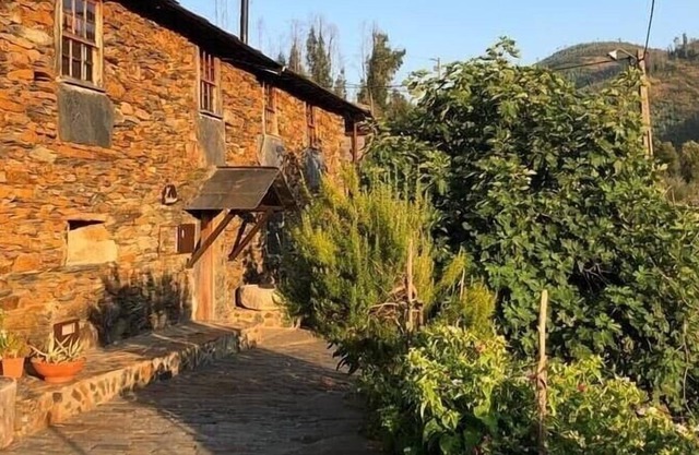 O Pardieiro - River bank house in magical little village Paradinha