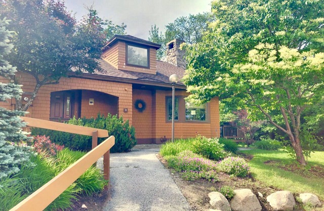 O14 Slopeside Bretton Woods cottage with AC, patio and private yard, walk to slopes, dog friendly!