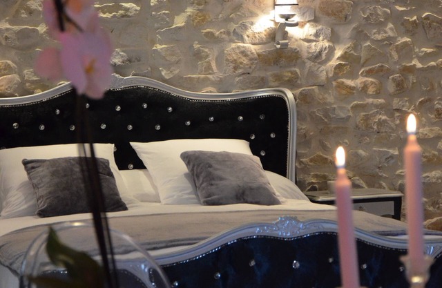 O2suites baroque room with private Jacuzzi