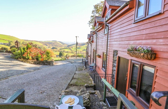 OAK COTTAGE, character holiday cottage, with a garden in Llanidloes