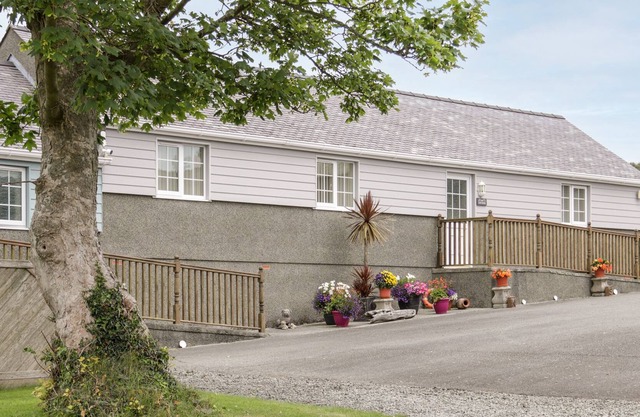 OAK COTTAGE, family friendly, with a garden in Penysarn
