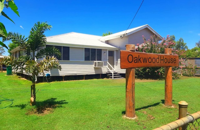 "Oakwood House" - Entire 5 bedroom house with Telstra Fetch and free WiFi
