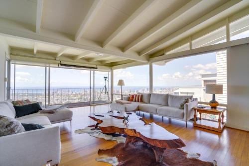 Ocean and Skyline Views Honolulu Retreat