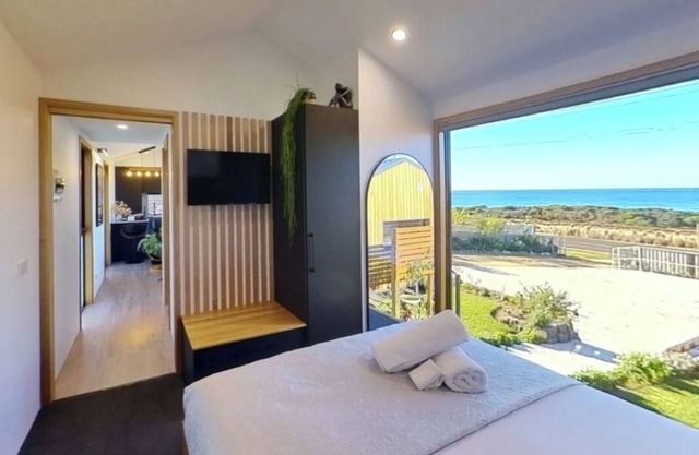 Ocean Breeze Homestays - Unit 1 - Luxe tiny home in garden oasis