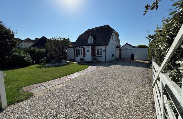 Ocean Cottage, Ferring - seaside cottage with it's own bar & EV charger