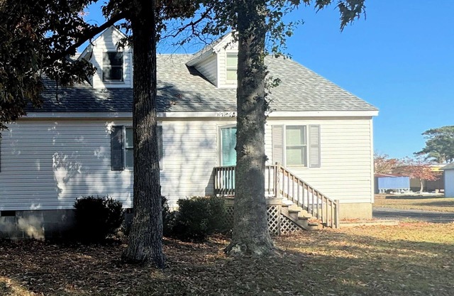 Ocean House 2 - duplex -Newly renovated. 3BR, 2 Bath duplex with back deck.