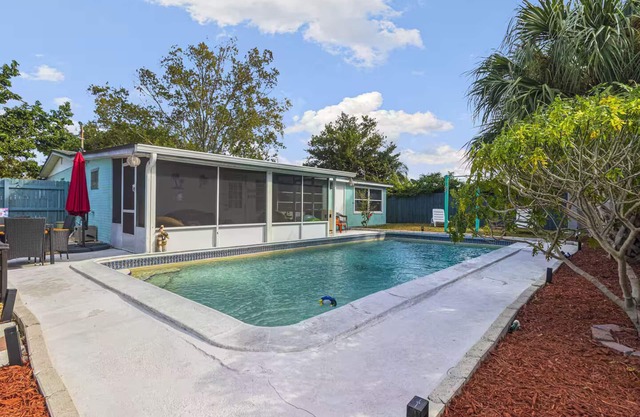 Ocean Themed Cottage With A Heated Pool Close to The Beach, Cruises, and Disney!