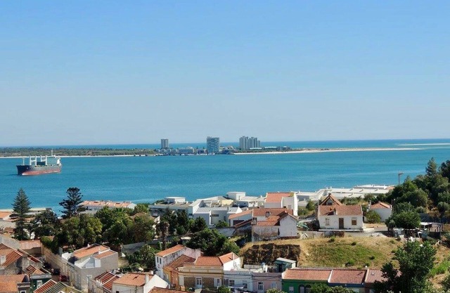 Ocean View Apartment nestled in the heart of Setubal, 25 minutes from Lisbon