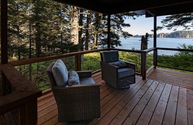 Ocean View Cottage: Wake Up to Waves at Friends by the Ocean