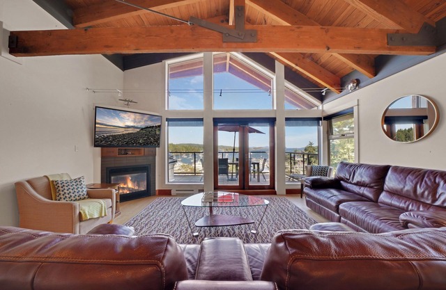 Ocean View Penthouse on Salt Spring Island - Unit 301.