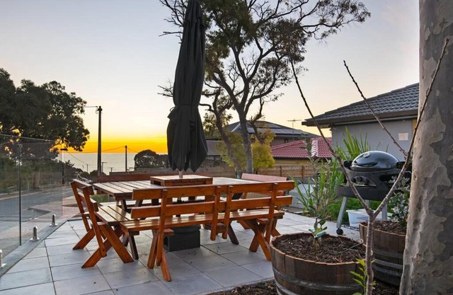 Ocean Views Apartment 2 min walk to train & ocean