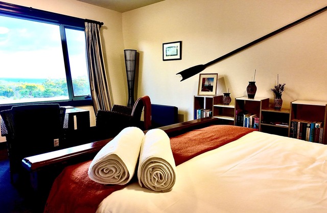 Ocean views, luxury bedding, BBQ area, nature trails - 2 mins from beach