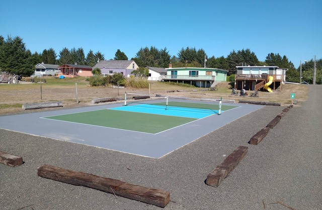 Ocean Views, Pets Ok, HOT TUB, Volleyball, Horseshoes, Fire-Pit (Surf3)