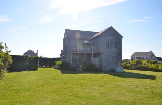 Ocean Views, Quiet, Modern, Comfortable Home, 5 Minute Walk To Beach