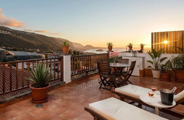 Ocean/volcano views, terrace, wifi, concierge [B]